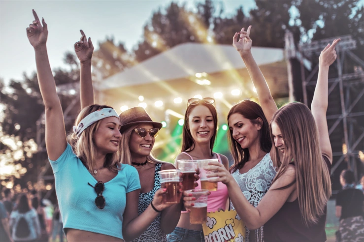 Frauen stossen an Festival an