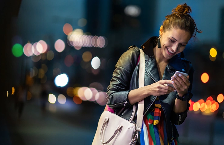 Fröhliche Frau mit Smartphone