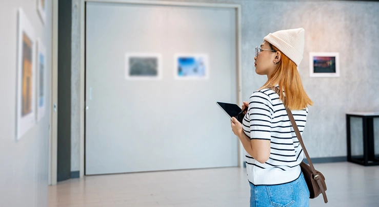 Frau bei Ausstellungen