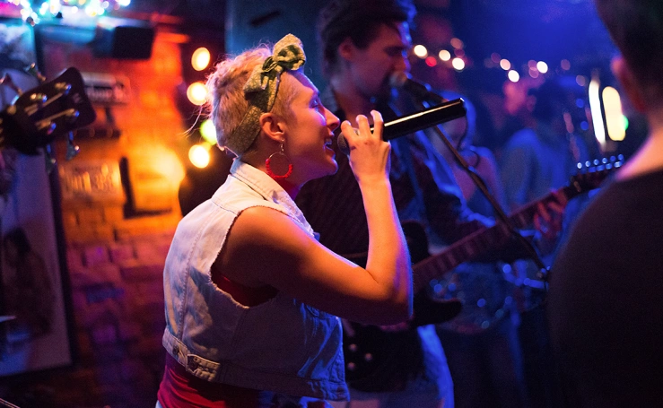 Singende Frau in bei intimem Konzert