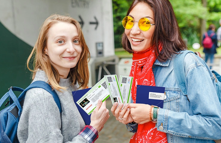 Zufriedene Ticketkäufer:innen